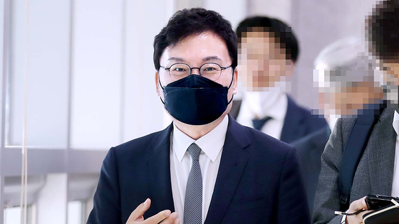 이상직 전 더불어민주당 의원이 2023년 12월 전주지법에서 열린 이스타항공 횡령 사건 항소심 결심 공판을 마치고 법원을 나오고 있다. 연합뉴스