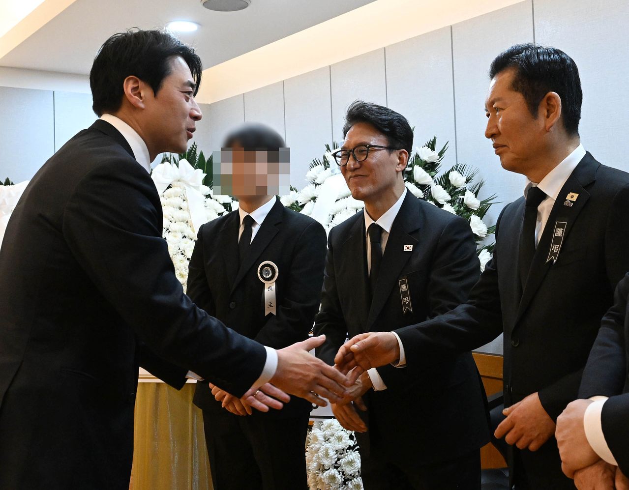 27일 서울 종로구 서울대학교병원 장례식장에 마련된 이해찬 전 국무총리의 빈소에서 더불어민주당 한준호 의원이 정청래 대표와 인사하고 있다. 연합뉴스