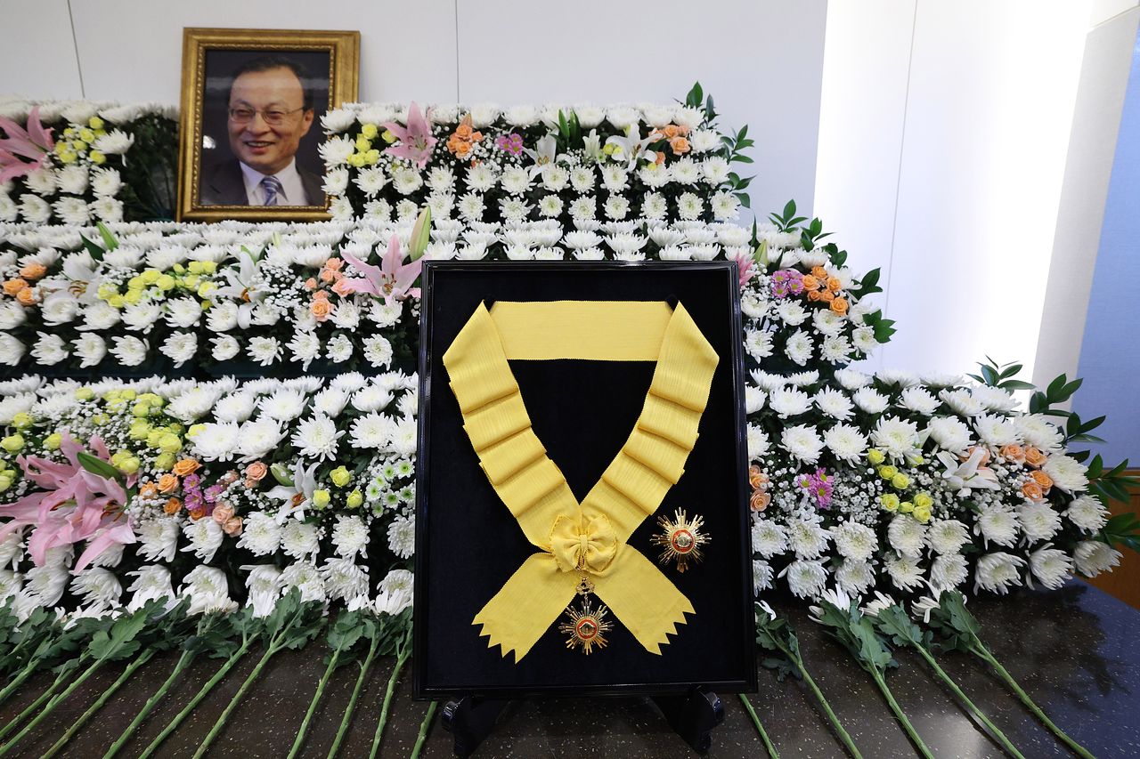 빈소에 놓인 국민훈장 무궁화장. [청와대사진기자단]