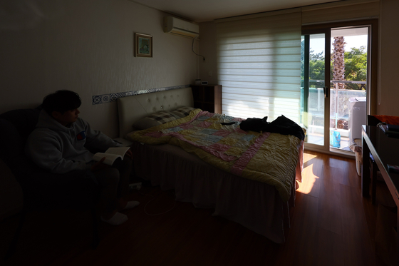 지난해 11월 남주성씨(35)가 머물렀던 제주 순오름 치유센터의 방. 김현동 기자