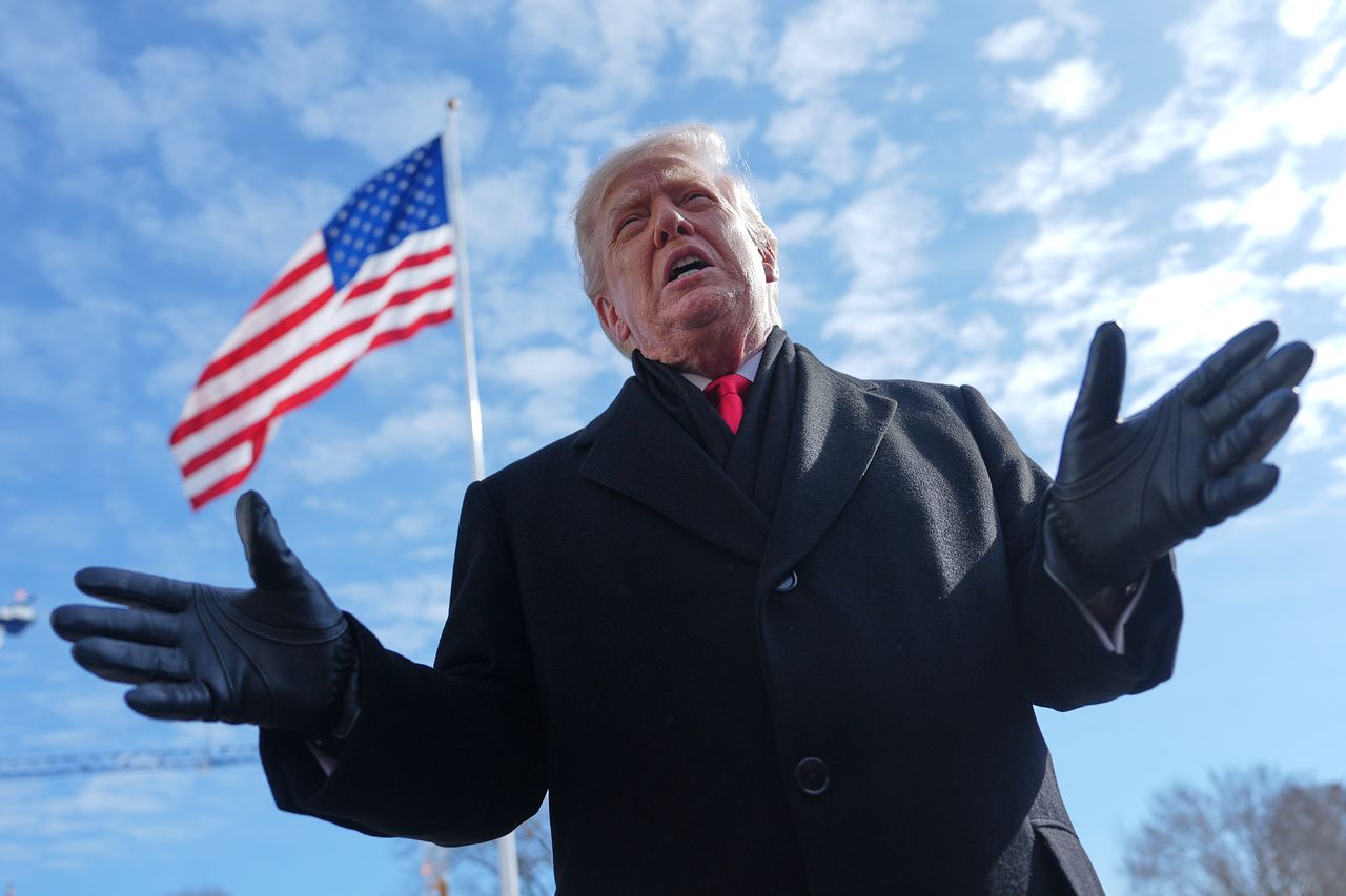 도널드 트럼프 미국 대통령이 27일(현지시간) 워싱턴 백악관 남쪽 잔디밭에서 해병대 전용 헬기 '마린 원'에 탑승하기 전 기자들과 이야기하고 있다. AP=연합뉴스