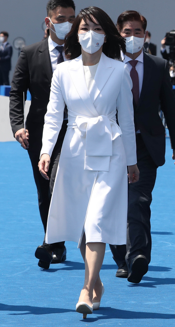 현충원 참배 직후 국회에서 열린 제20대 대통령 취임식에 참석한 김건희 여사. 검은색 정장을 위,아래, 구두까지 모두 하얀색인 정장으로 갈아입은 채 화려하게 등장했다. 대통령실사진기자단