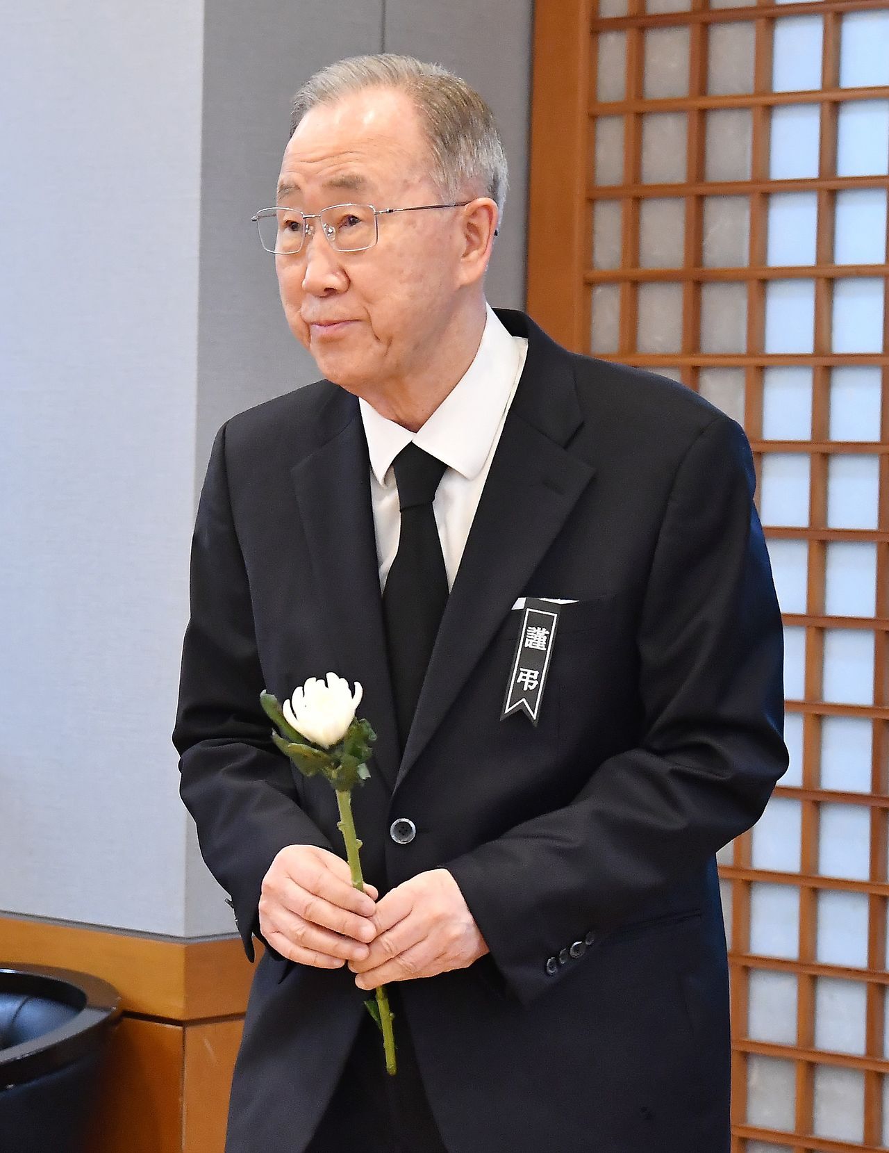 반기문 전 유엔사무총장이 28일 오전 서울 종로구 서울대학교병원 장례식장에 마련된 故 이해찬 전 국무총리의 빈소에서 조문을 하고 있다. 뉴스1