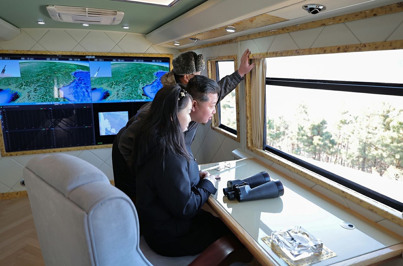 북한 노동당 기관지 노동신문은 김정은 당 총비서가 전날인 27일 미사일총국이 진행한 '갱신형대구경방사포 무기체계의 효력검증을 위한 시험사격'을 딸 주애와 함께 참관했다고 28일 보도했다. 뉴스1