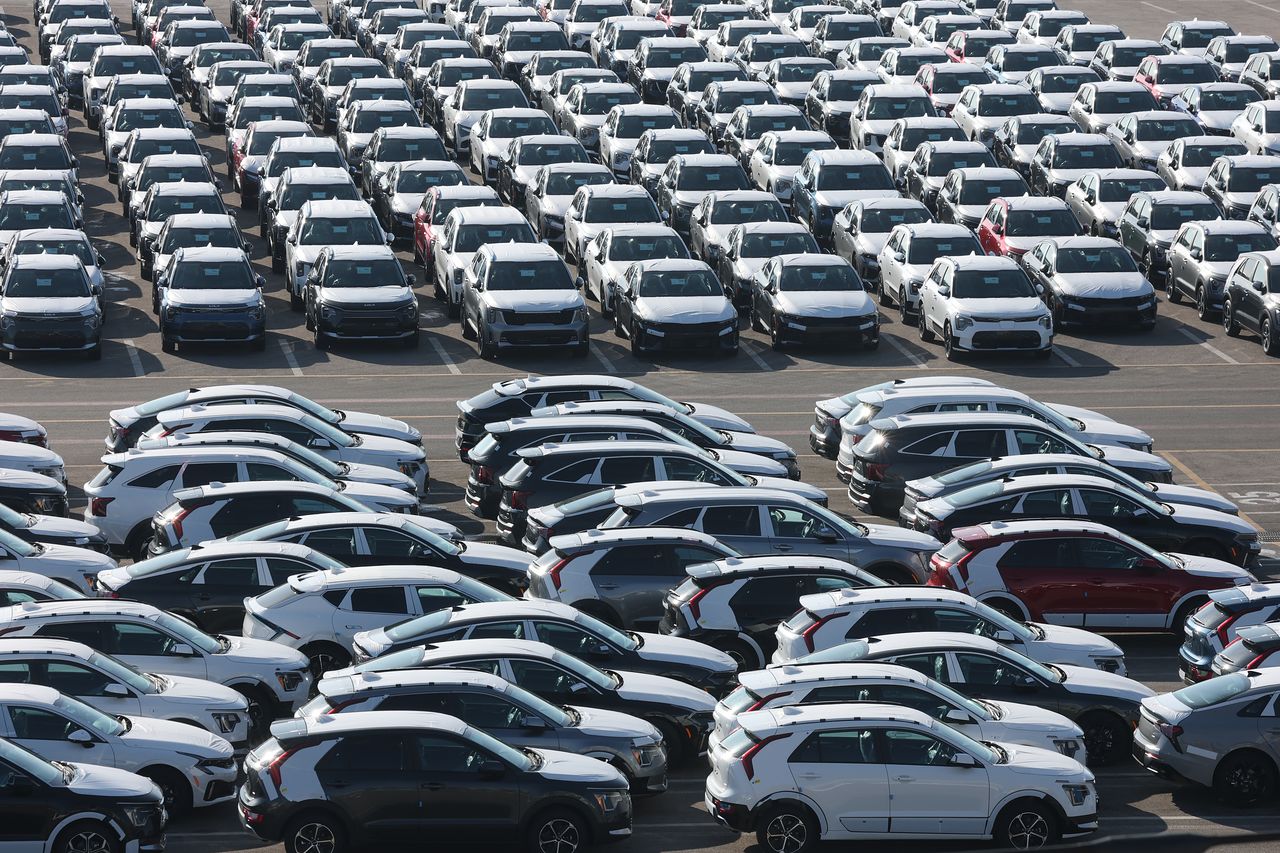 27일 경기 평택시 포승읍 평택항의 수출용 차량 모습. 뉴스1