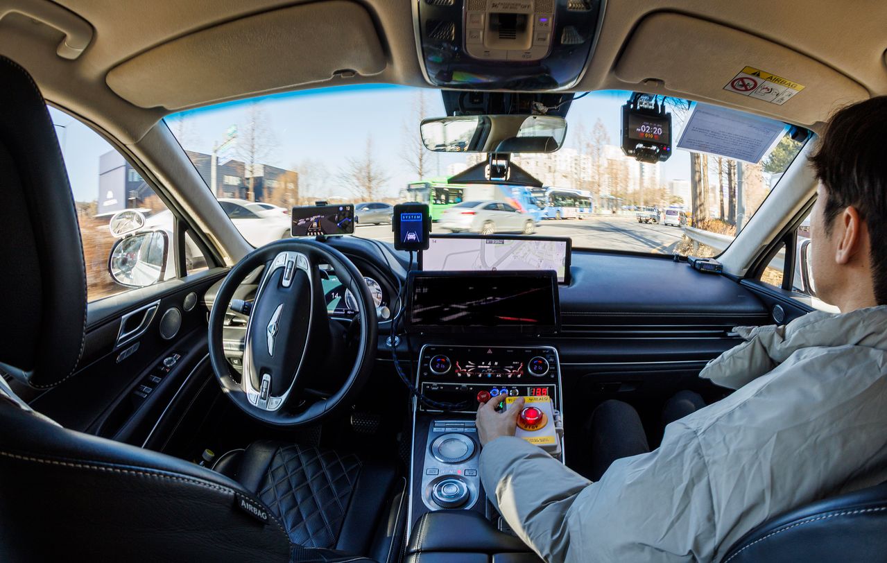 국내 자율주행 스타트업인 라이드플럭스의 GV80 자율주행 실증 차량. 운전석을 비우고 2100시간가량 무사고로 운행했다. [중앙포토]