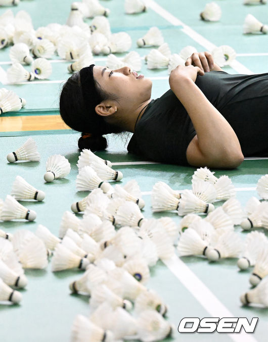 [OSEN=진천, 이대선 기자] 17일 충북 진천선수촌에서 대한민국 배드민턴 국가대표팀 미디어데이가 열렸다.배드민턴 대표팀 안세영이 훈련 후 휴식을 취하고 있다. 2025.06.17 /sunday@osen.co.kr