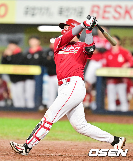 [OSEN=대구, 박준형 기자] 13일 대구 삼성라이온즈파크에서 ‘2025 신한 SOL뱅크 KBO리그’ 준플레이오프(5전 3선승제) 3차전 삼성 라이온즈와 SSG 랜더스의 경기가 열렸다삼성은 원태인, 방문팀 SSG은 드류 앤더슨을 선발로 내세웠다.9회초 무사 1루 SSG 고명준이 2점 홈런을 날리고 있다  2025.10.13 / soul1014@osen.co.kr