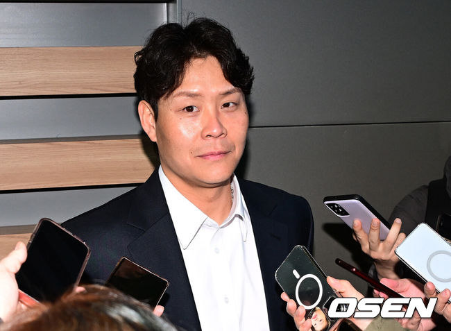 [OSEN=인천공항, 최규한 기자] 프로야구 삼성 라이온즈가 2026 시즌을 준비하기 위해 23일 오후 인천공항을 통해 괌으로 출국했다.삼성은 지난해에 이어 괌에서 1차 스프링캠프를 치른 뒤 일본 오키나와로 건너가 2차 캠프를 진행할 계획이다.삼성 박세혁이 취재진과 인터뷰를 갖고 있다. 2026.01.23 / dreamer@osen.co.kr