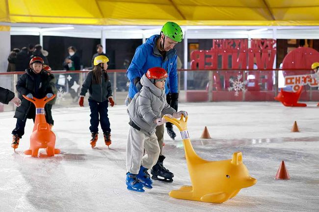 서울특별시체육회는 시민들이 서울광장 스케이트장에서 겨울 스포츠의 매력을 더 가까이에서 즐길 수 있도록,서울시청 쇼트트랙팀 선수들이 참여하는 쇼트트랙 시범행사를 개최한다. / 서울특별시체육회