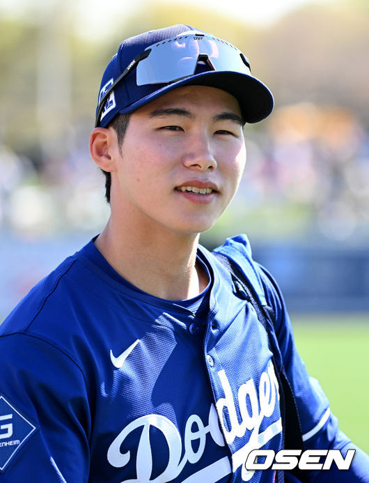 [OSEN=애리조나(미국), 이대선 기자] 21일(한국시간) 미국 애리조나주 글렌데일 캐멀백 랜치에서 2025 메이저리그 LA 다저스와 시카고 컵스의 시범 경기가 열렸다.김혜성은 다저스와 최대 3+2년 2200만 달러(약 320억원) 계약에 합의하며 메이저리그 진출에 성공했다.경기에 앞서 LA 다저스 김혜성이 그라운드로 입장하고 있다.  2025.02.21 / sunday@osen.co.kr