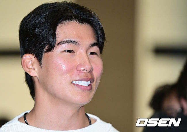 [OSEN=인천공항, 최규한 기자] 미국 메이저리그 LA 다저스 김혜성이 2026 시즌을 위해 21일 오후 인천공항을 통해 미국으로 출국했다.2026 WBC 야구국가대표팀 1차 전지훈련에 참가한 김혜성은 지난 20일 귀국 후 미국으로 건너가 새 시즌 준비를 이어간다.김혜성이 출국을 앞두고 취재진과 인터뷰 시간을 갖고 있다. 2026.01.21 / dreamer@osen.co.kr