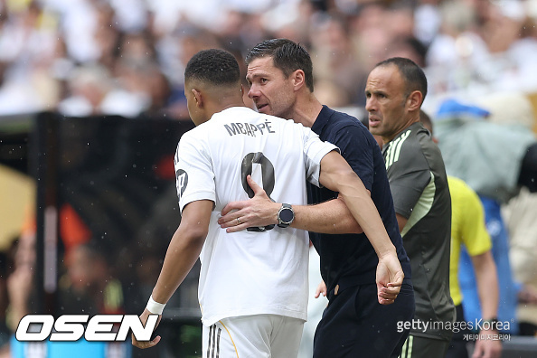 [사진] 킬리안 음바페와 알론소 감독 ⓒGettyimages(무단전재 및 재배포 금지)