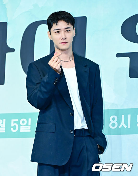 [OSEN=지형준 기자] 4일 오후 서울 구로구 신도림동 더링크서울 호텔에서 JTBC새 금요시리즈‘마이 유스’ 제작발표회가 열렸다.오는5일첫 방송되는‘마이 유스’(극본 박시현,연출 이상엽·고혜진)는 남들보다 늦게 평범한 삶을 시작한 선우해(송중기 분)와 뜻하지 않게 첫사랑의 평온을 깨뜨려야 하는 성제연(천우희 분)의 감성 로맨스를 그린다.배우 서지훈이 포토타임을 하고 있다. 2025.09.04 /jpnews@osen.co.kr