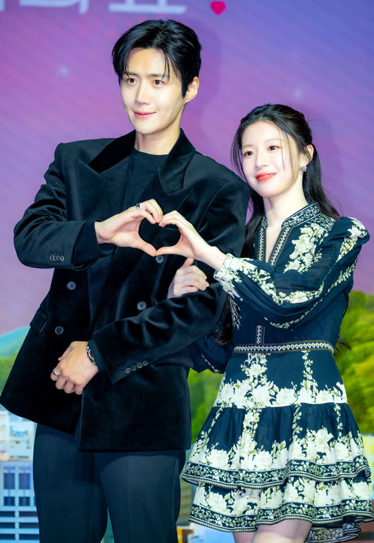 [OSEN=민경훈 기자] 13일 오후 서울 강남구 조선 팰리스 서울 강남 더 그레이트 홀에서 넷플릭스 시리즈 '이 사랑 통역 되나요?' 제작발표회가 열렸다.다중언어 통역사 주호진(김선호)이 글로벌 톱스타 차무희(고윤정)의 통역을 맡게 되면서 펼쳐지는 예측불가 로맨틱 코미디. 오는 16일 공개 예정.배우 김선호와 고윤정이 포토타임을 하고 있다. 2026.01.13 / rumi@osen.co.kr