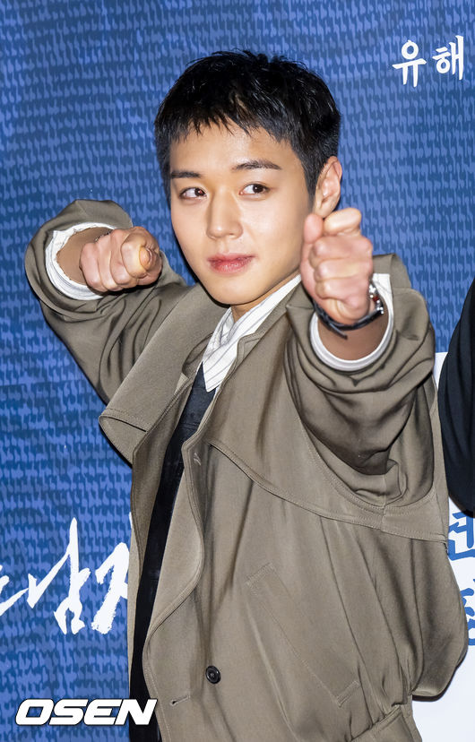 배우 박지훈이 포즈를 취하고 있다.