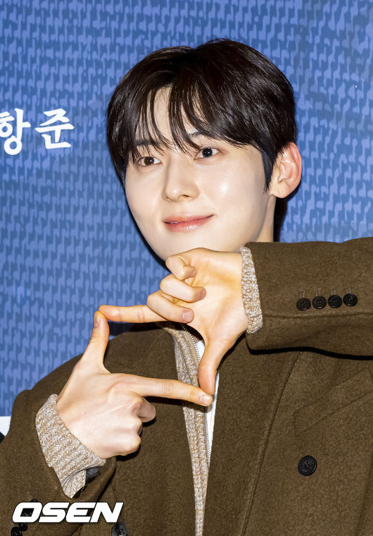 그룹 워너원 멤버 황민현이 포즈를 취하고 있다.  