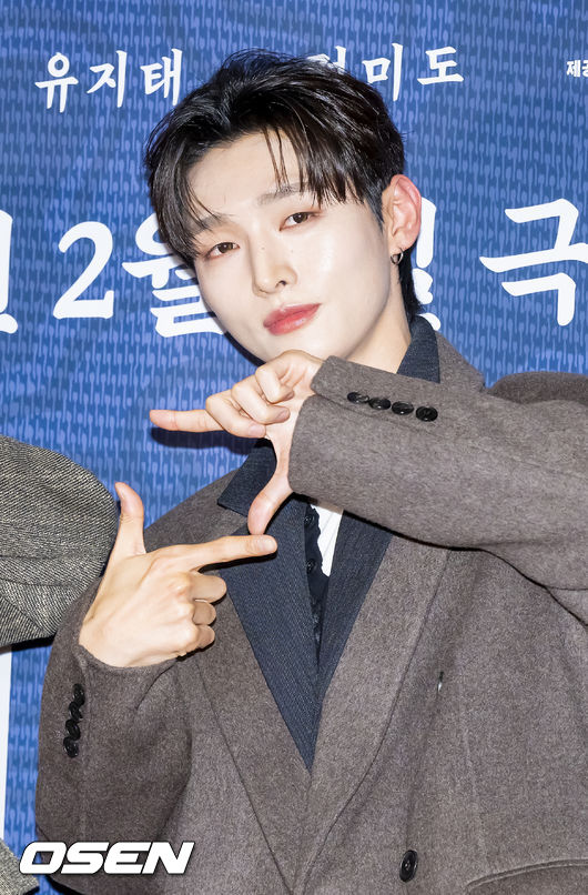 그룹 워너원 멤버 윤지성이 포즈를 취하고 있다.