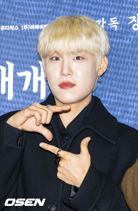 그룹 워너원 멤버 박우진이 포즈를 취하고 있다. 