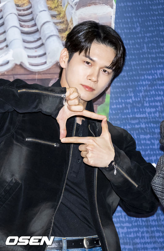 그룹 워너원 멤버 옹성우가 포즈를 취하고 있다.