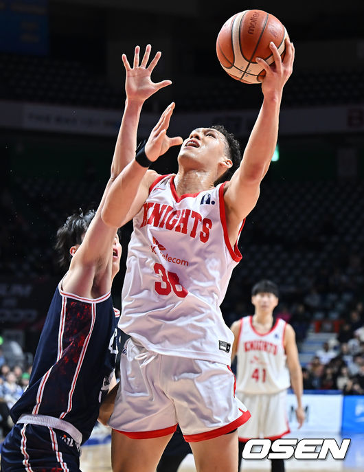 [OSEN=부산, 이석우 기자] 25일 부산 사직체육관에서 2025-2026 LG전자 프로농구 부산 KCC와 서울 SK의 경기가 열렸다.부상자 복귀에도 완전한 경기력을 회복하지 못한 KCC와 강행군 속 주전 안영준까지 이탈한 SK가 정상 전력이 아닌 상태로 맞대결을 펼친다.서울 SK 에디 다니엘이 부산 KCC 송교창의 마크를 피해 골밑슛을 시도하고 있다. 2026.01.25 / foto0307@osen.co.kr