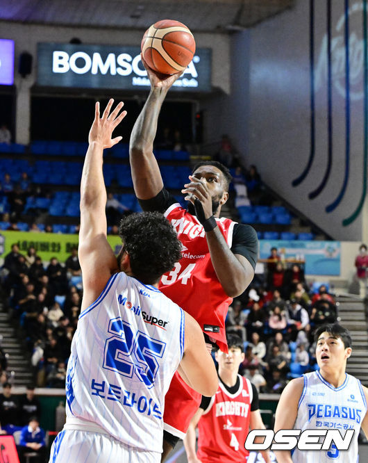 [OSEN=잠실학생체, 지형준 기자] 24일 서울 잠실학생체육관에서 2025-2026 LG전자 프로농구 서울 SK와 대구 한국가스공사의 경기가 열렸다.SK는 4위(19승 14패), 한국가스공사는 10위(11승 22패)를 기록중이다.1쿼터 SK 워니가 슛을 시도하고 있다. 2026.01.24 /jpnews@osen.co.kr