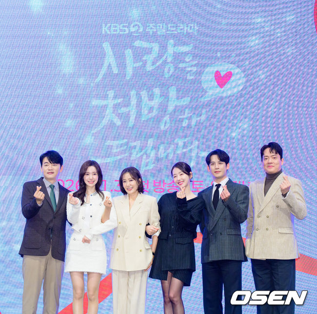 [OSEN=지형준 기자] 28일 오후 서울 신도림 더세인트에서 KBS 2TV 새 주말드라마 ‘사랑을 처방해 드립니다’ 제작발표회가 열렸다.오는 31일 오후 8시 첫 방송 예정인 ‘사랑을 처방해 드립니다’는 30년 동안 악연으로 얽혔던 두 집안이 오해를 풀고 서로의 상처를 보듬으며, 결국 하나의 가족으로 다시 태어나는 패밀리 메이크업 드라마다.배우 김승수, 진세연, 유호정, 소이현, 박기웅, 김형묵이 포토타임을 하고 있다. 2026.01.28 /jpnews@osen.co.kr