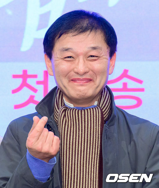 [OSEN=지형준 기자] 28일 오후 서울 신도림 더세인트에서 KBS 2TV 새 주말드라마 ‘사랑을 처방해 드립니다’ 제작발표회가 열렸다.오는 31일 오후 8시 첫 방송 예정인 ‘사랑을 처방해 드립니다’는 30년 동안 악연으로 얽혔던 두 집안이 오해를 풀고 서로의 상처를 보듬으며, 결국 하나의 가족으로 다시 태어나는 패밀리 메이크업 드라마다.한준서 감독이 포토타임을 하고 있다. 2026.01.28 /jpnews@osen.co.kr