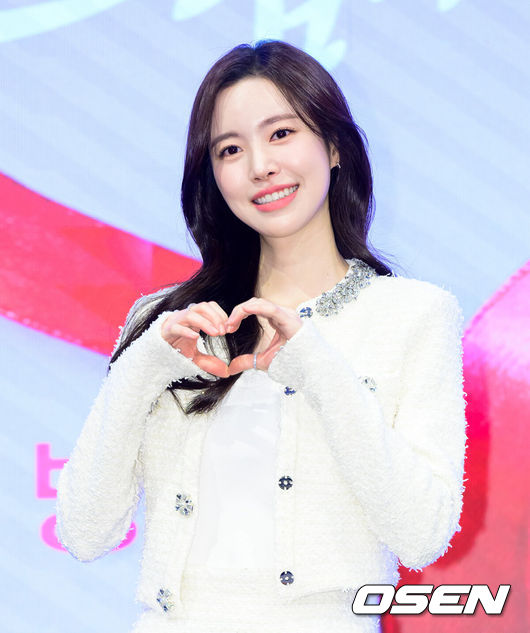 [OSEN=지형준 기자] 28일 오후 서울 신도림 더세인트에서 KBS 2TV 새 주말드라마 ‘사랑을 처방해 드립니다’ 제작발표회가 열렸다.오는 31일 오후 8시 첫 방송 예정인 ‘사랑을 처방해 드립니다’는 30년 동안 악연으로 얽혔던 두 집안이 오해를 풀고 서로의 상처를 보듬으며, 결국 하나의 가족으로 다시 태어나는 패밀리 메이크업 드라마다.배우 진세연이 포토타임을 하고 있다. 2026.01.28 /jpnews@osen.co.kr