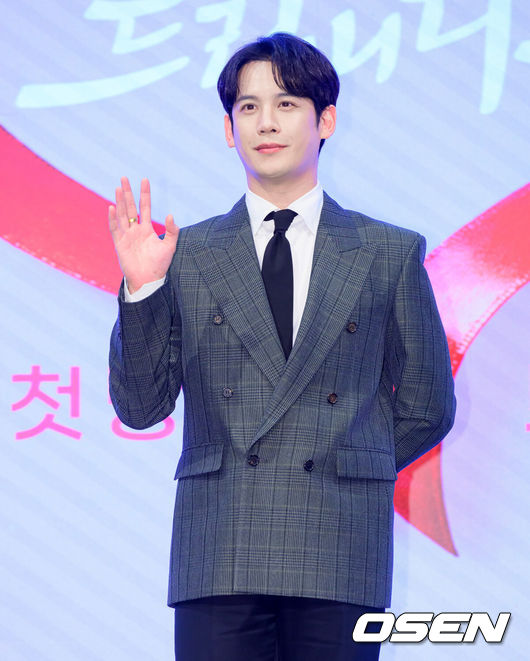 [OSEN=지형준 기자] 28일 오후 서울 신도림 더세인트에서 KBS 2TV 새 주말드라마 ‘사랑을 처방해 드립니다’ 제작발표회가 열렸다.오는 31일 오후 8시 첫 방송 예정인 ‘사랑을 처방해 드립니다’는 30년 동안 악연으로 얽혔던 두 집안이 오해를 풀고 서로의 상처를 보듬으며, 결국 하나의 가족으로 다시 태어나는 패밀리 메이크업 드라마다.배우 박기웅이 포토타임을 하고 있다. 2026.01.28 /jpnews@osen.co.kr