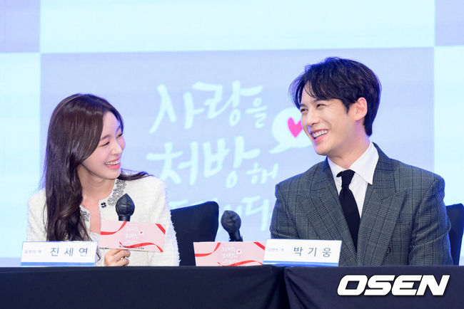 [OSEN=지형준 기자] 28일 오후 서울 신도림 더세인트에서 KBS 2TV 새 주말드라마 ‘사랑을 처방해 드립니다’ 제작발표회가 열렸다.오는 31일 오후 8시 첫 방송 예정인 ‘사랑을 처방해 드립니다’는 30년 동안 악연으로 얽혔던 두 집안이 오해를 풀고 서로의 상처를 보듬으며, 결국 하나의 가족으로 다시 태어나는 패밀리 메이크업 드라마다.배우 진세연, 박기웅이 간담회를 하고 있다. 2026.01.28 /jpnews@osen.co.kr