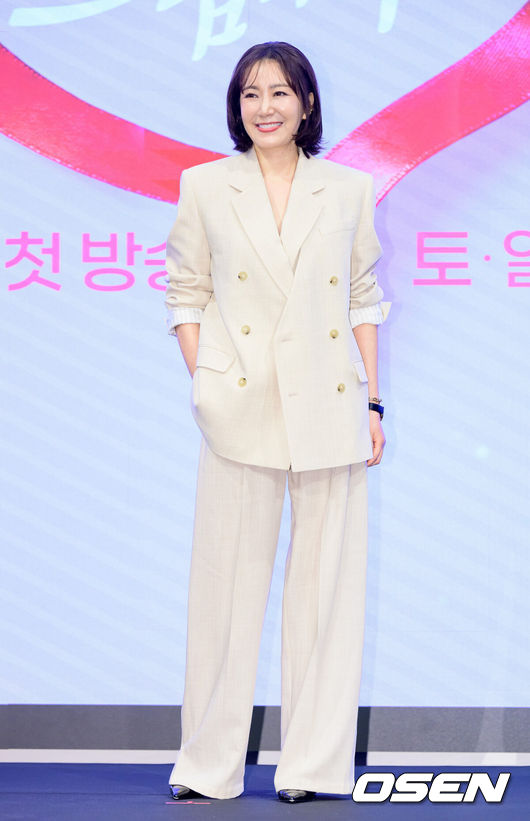 [OSEN=지형준 기자] 28일 오후 서울 신도림 더세인트에서 KBS 2TV 새 주말드라마 ‘사랑을 처방해 드립니다’ 제작발표회가 열렸다.오는 31일 오후 8시 첫 방송 예정인 ‘사랑을 처방해 드립니다’는 30년 동안 악연으로 얽혔던 두 집안이 오해를 풀고 서로의 상처를 보듬으며, 결국 하나의 가족으로 다시 태어나는 패밀리 메이크업 드라마다.배우 유호정이 포토타임을 하고 있다. 2026.01.28 /jpnews@osen.co.kr