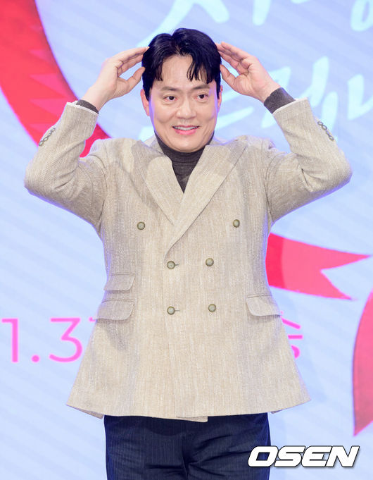 [OSEN=지형준 기자] 28일 오후 서울 신도림 더세인트에서 KBS 2TV 새 주말드라마 ‘사랑을 처방해 드립니다’ 제작발표회가 열렸다.오는 31일 오후 8시 첫 방송 예정인 ‘사랑을 처방해 드립니다’는 30년 동안 악연으로 얽혔던 두 집안이 오해를 풀고 서로의 상처를 보듬으며, 결국 하나의 가족으로 다시 태어나는 패밀리 메이크업 드라마다.배우 김형묵이 포토타임을 하고 있다. 2026.01.28 /jpnews@osen.co.kr