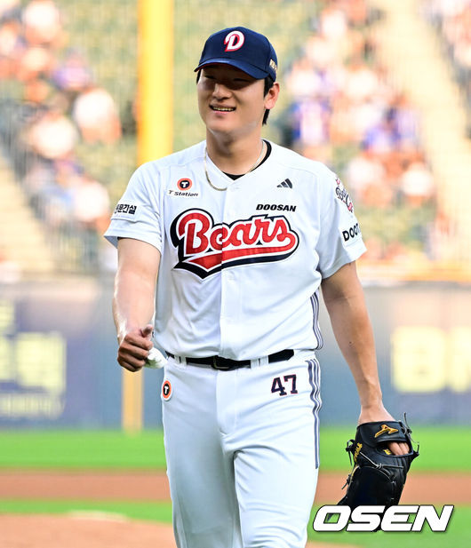 [OSEN=잠실, 지형준 기자] 3일 오후 서울 잠실구장에서 ‘2025 신한 SOL Bank KBO리그’ 두산 베어스와 삼성 라이온즈의 경기가 열렸다.두산은 곽빈, 삼성은 최원태가 선발로 나섰다.3회초 수비를 마친 두산 곽빈이 미소짓고 있다. 2025.07.03 /jpnews@osen.co.kr
