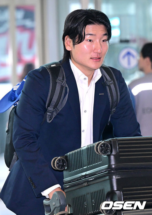 [OSEN=인천공항, 최규한 기자] 프로야구 두산 베어스가 2026 시즌을 준비하기 위해 23일 오후 인천공항을 통해 호주로 출국했다.두산은 호주 시드니에서 1차 캠프를 진행한 뒤, 일본 미야자키에서 2차 캠프를 이어간다.두산 곽빈이 출국장에 들어서고 있다. 2026.01.23 / dreamer@osen.co.kr