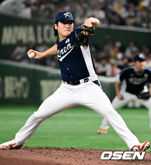 [OSEN=도쿄(일본), 조은정 기자] 한국 야구 대표팀이 한일전 첫 번째 경기에서 뼈아픈 역전패를 허용했다. 2023년 WBC(월드베이스볼클래식)에 이어서 또 한 번 마운드의 차이를 여실히 느꼈다.한국은 15일 일본 도쿄도 도쿄돔에서 열린 ‘2025 NAVER K-BASEBALL SERIES’ 일본과의 1차전에서 4-11역전패를 당했다. 이날 패배로 한국은 성인 대표팀 경기에서 2015년 프리미어12 준결승 4-3 승리 이후일본에 10연패(아시안게임 제외)를 당하고 말았다.4회말 곽빈이 역투하고 있다.. 2025.11.15 /cej@osen.co.kr