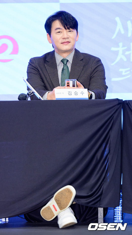 [OSEN=지형준 기자] 28일 오후 서울 신도림 더세인트에서 KBS 2TV 새 주말드라마 ‘사랑을 처방해 드립니다’ 제작발표회가 열렸다.오는 31일 오후 8시 첫 방송 예정인 ‘사랑을 처방해 드립니다’는 30년 동안 악연으로 얽혔던 두 집안이 오해를 풀고 서로의 상처를 보듬으며, 결국 하나의 가족으로 다시 태어나는 패밀리 메이크업 드라마다.배우 김승수가 간담회를 하고 있다. 2026.01.28 /jpnews@osen.co.kr