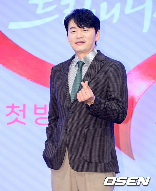 [OSEN=지형준 기자] 28일 오후 서울 신도림 더세인트에서 KBS 2TV 새 주말드라마 ‘사랑을 처방해 드립니다’ 제작발표회가 열렸다.오는 31일 오후 8시 첫 방송 예정인 ‘사랑을 처방해 드립니다’는 30년 동안 악연으로 얽혔던 두 집안이 오해를 풀고 서로의 상처를 보듬으며, 결국 하나의 가족으로 다시 태어나는 패밀리 메이크업 드라마다.배우 김승수가 포토타임을 하고 있다. 2026.01.28 /jpnews@osen.co.kr