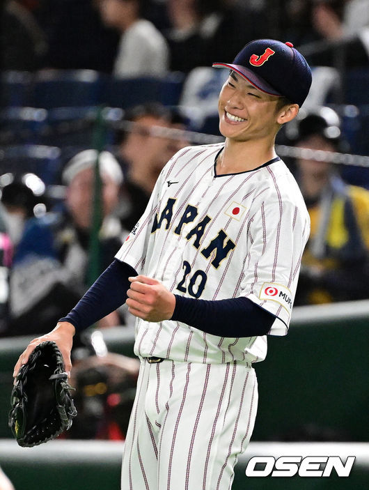 [OSEN=도쿄(일본), 조은정 기자]15일 일본 도쿄돔에서 ‘2025 NAVER K-BASEBALL SERIES’ 대한민국과 일본의 1차전 경기가 열렸다.한국은 곽빈, 일본은 소타니 류헤이를 선발투수로 내세웠다.2회초 2사에서 일본 소타니가 대한민국 박동원의 3루 땅볼에 노무라가 호수비를 펼치자 기뻐하고 있다. 2025.11.15. /cej@osen.co.kr
