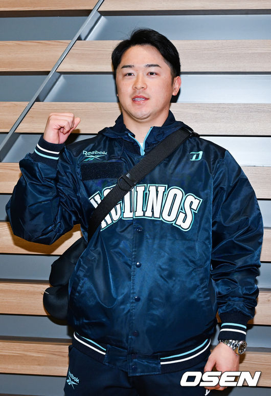 [OSEN=인천공항, 민경훈 기자] 프로야구 NC 다이노스가 스프링캠프를 위해 24일 오후 인천국제공항을 통해 미국 LA로 출국했다.NC 스프링캠프 본진은 로스앤젤레스에 도착한 후 미국 국내선을 경유해 애리조나 투손으로 이동할 예정이다.NC  토다 나츠키가 출국길에 오르며 포즈를 취하고 있다. 2026.01.24 / rumi@osen.co.kr