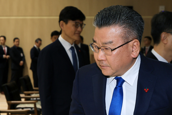 유병호 감사원 감사위원이 지난 2일 서울 감사원 대강당에서 열린 김호철 신임 감사원장 취임식을 마친 뒤 이동하고 있다. 뉴스1