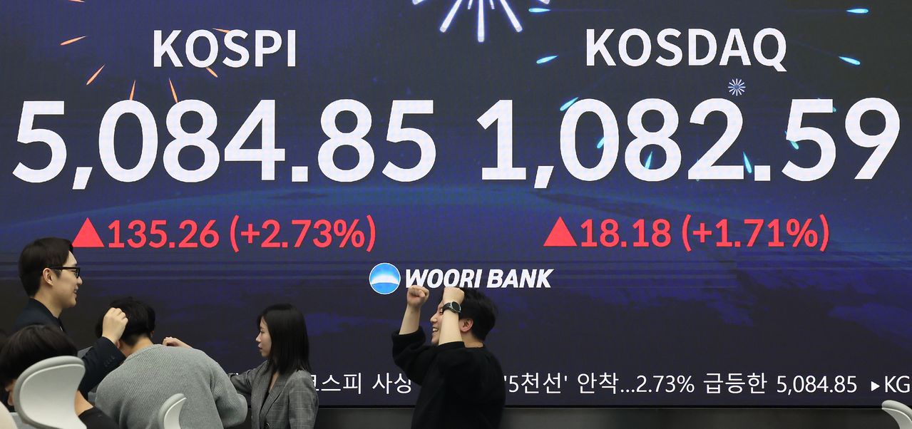 27일 서울 중구 우리은행 딜링룸에서 관계자들이 밝은 표정을 짓고 있다. 이날 코스피는 전장보다 135.26포인트(2.73%) 오른 5,084.85로 장을 마감했다. 코스닥 지수도 전장보다 18.18포인트(1.71%) 오른 1,082.59로 거래를 마쳤다. 연합뉴스