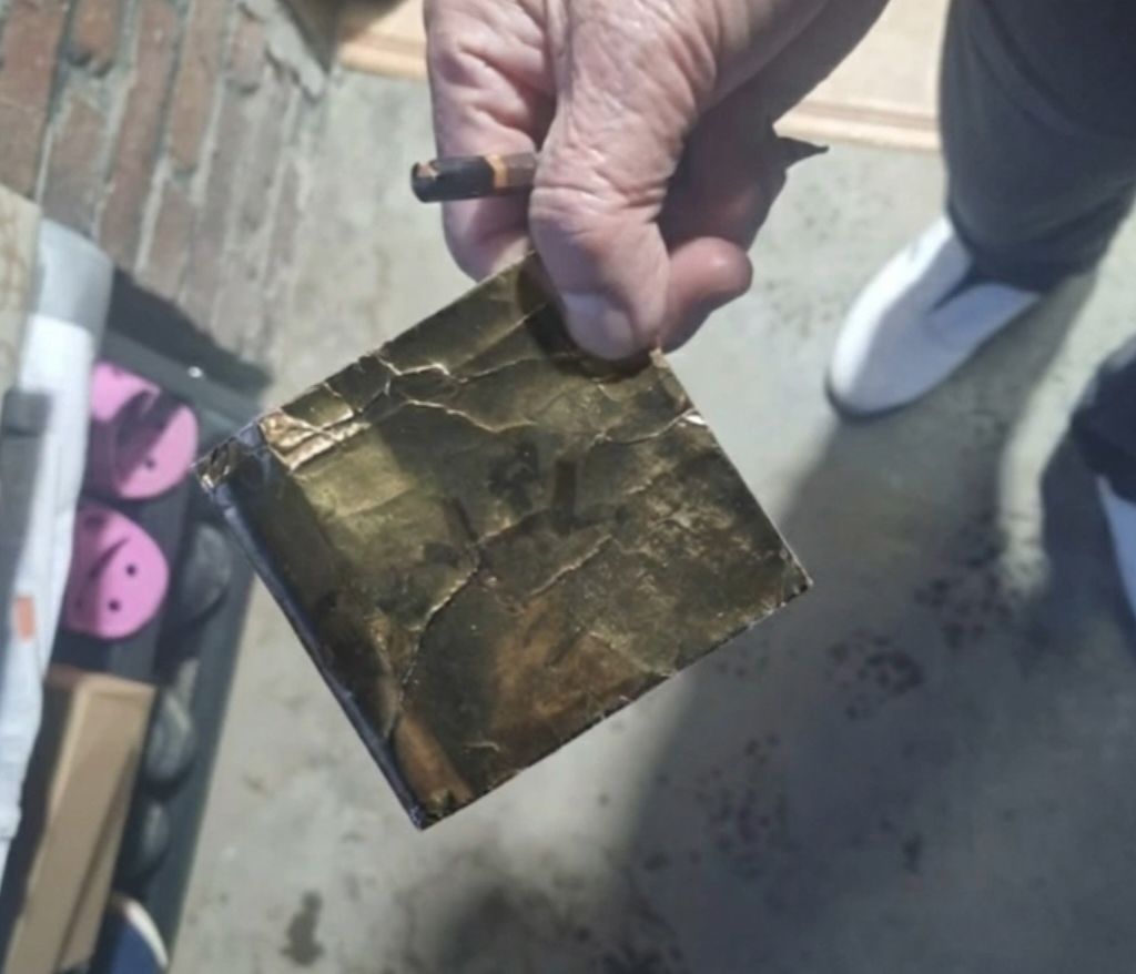 현금 100만원 들어있던 금색 봉투. 사진 김포경찰서