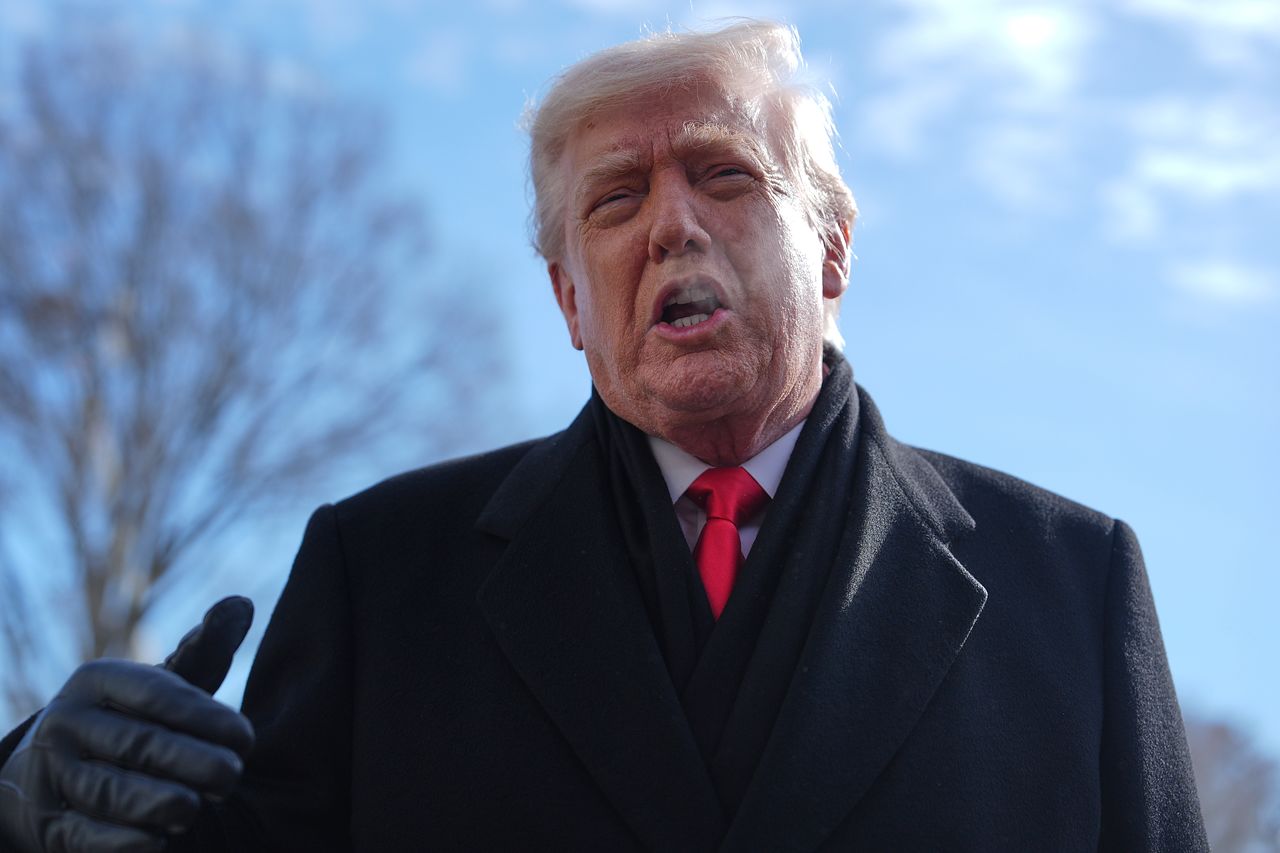 도널드 트럼프 미국 대통령이 27일(현지시간) 워싱턴 DC 백악관 앞 잔디밭에서 취재진과 대화하고 있다. AP=연합뉴스