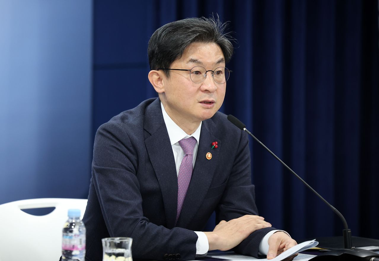 이억원 금융위원장이 28일 서울 종로구 정부서울청사에서 기자간담회를 열고 현안 질의응답을 하고 있다. 뉴시스