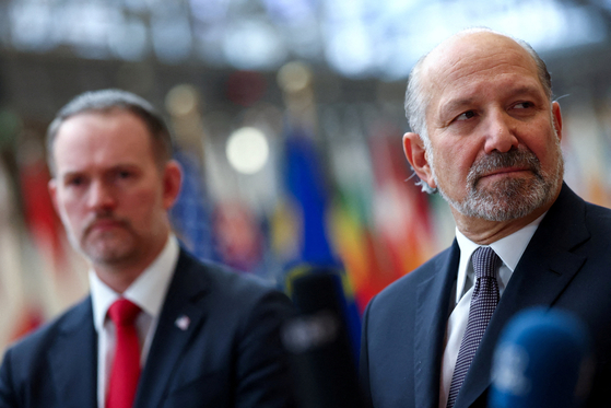 지난해 11월 24일 벨기에 브뤼셀에서 하워드 루트닉 미국 상무부 장관과 제이미슨 그리어 미국 무역대표부 대표가 언론과 대화하고 있다. 로이터=연합뉴스