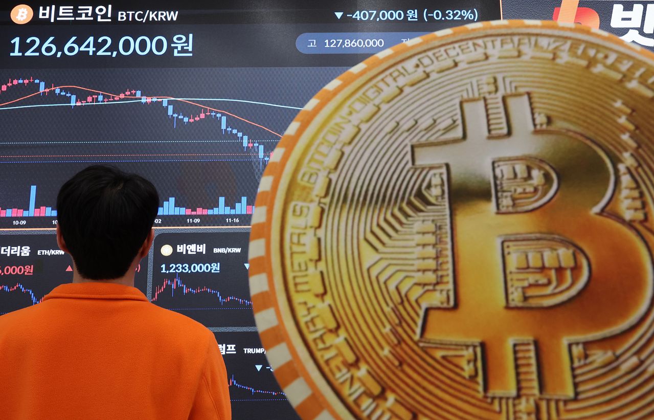 서울 강남구 빗썸라운지 강남점 전광판에 비트코인 시세가 표시되고 있다. 뉴시스
