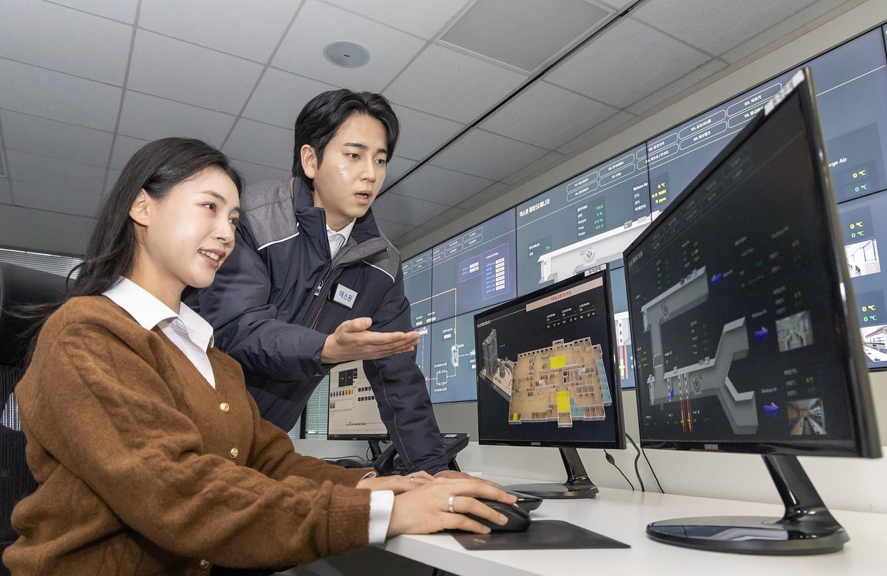 에스원 직원이 (인공지능)AI 빌딩 에너지 솔루션을 활용해 건물 에너지 사용 현황을 실시간 모니터링하고 있는 모습. 사진 에스원