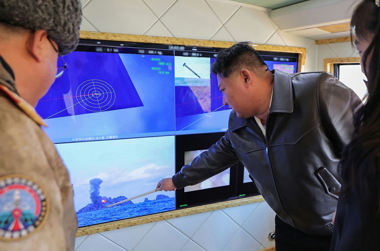 북한 노동당 기관지 노동신문은 김정은 당 총비서가 전날인 27일 미사일총국이 진행한 '갱신형대구경방사포 무기체계의 효력검증을 위한 시험사격'을 딸 주애와 함께 참관했다고 28일 보도했다. 뉴스1