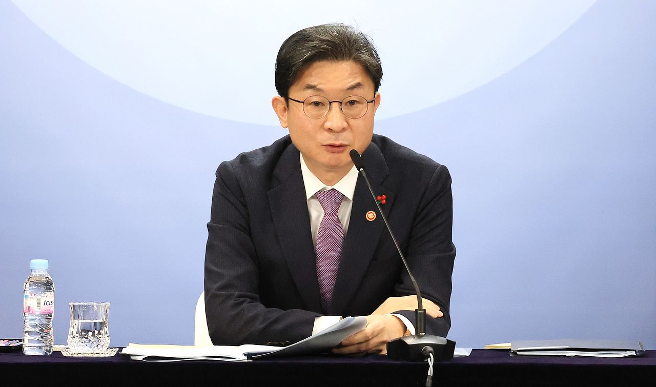 이억원 금융위원회 위원장이 28일 서울 종로구 정부서울청사에서 열린 금융위원회 출입기자단 월례 간담회에서 발언을 하고 있다. 뉴스1